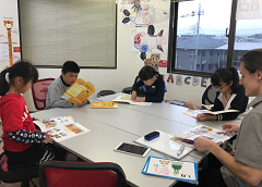 歌やゲームで楽しくレッスン　